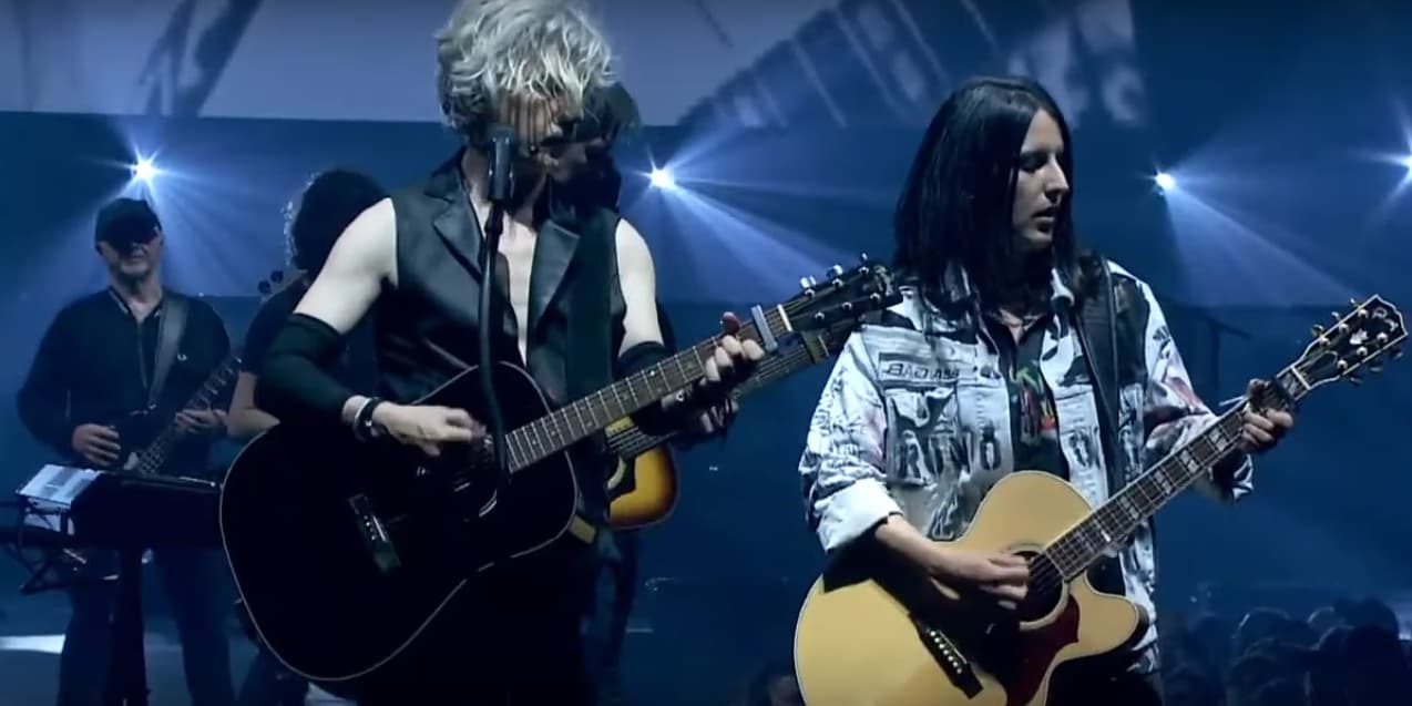 Nicola et Lou Sirkis sur la scène du stade Pierre Mauroy pour le concert d'Indochine, le 23 juin 2019 à Lille
