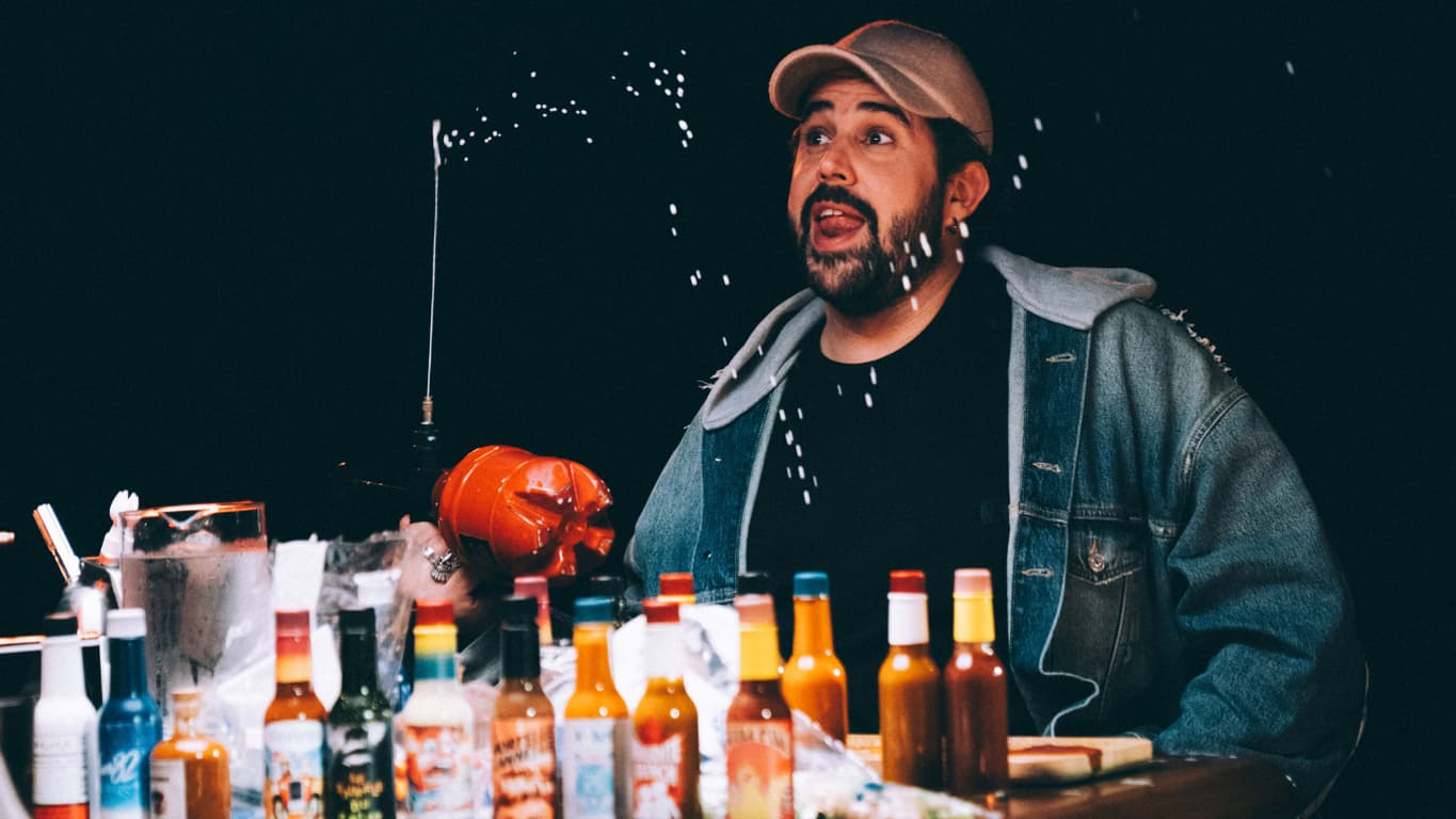 Artus face à Kyan Khojandi dans ''Hot Ones''.