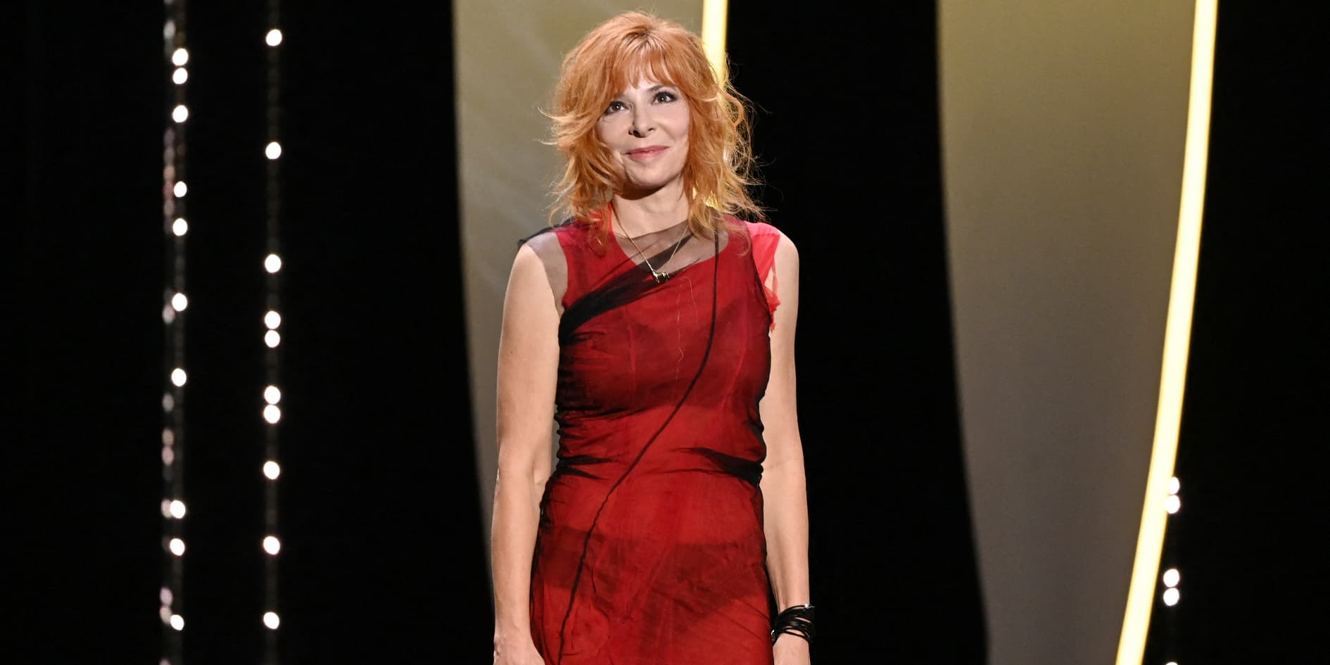 La chanteuse Mylène Farmer pose sur scène lors de la cérémonie d'ouverture de la 74e édition du Festival de Cannes, le 6 juillet 2021.