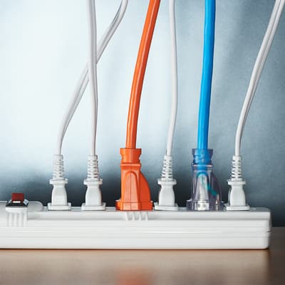 Faut-il débrancher ses appareils électroniques quand on part en vacances ?