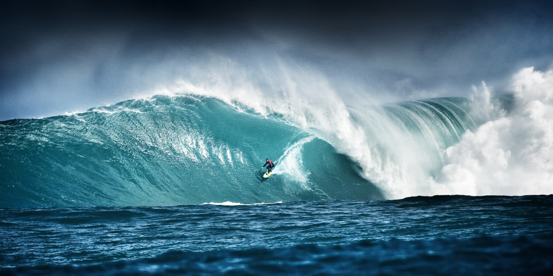 Pour les amoureux du surf, prenez la direction du spot de Nazaré au Portugal, qui est l’un des meilleurs au monde !
