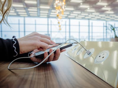 Recharger son smartphone sur les bornes publiques, bonne ou mauvaise idée ?