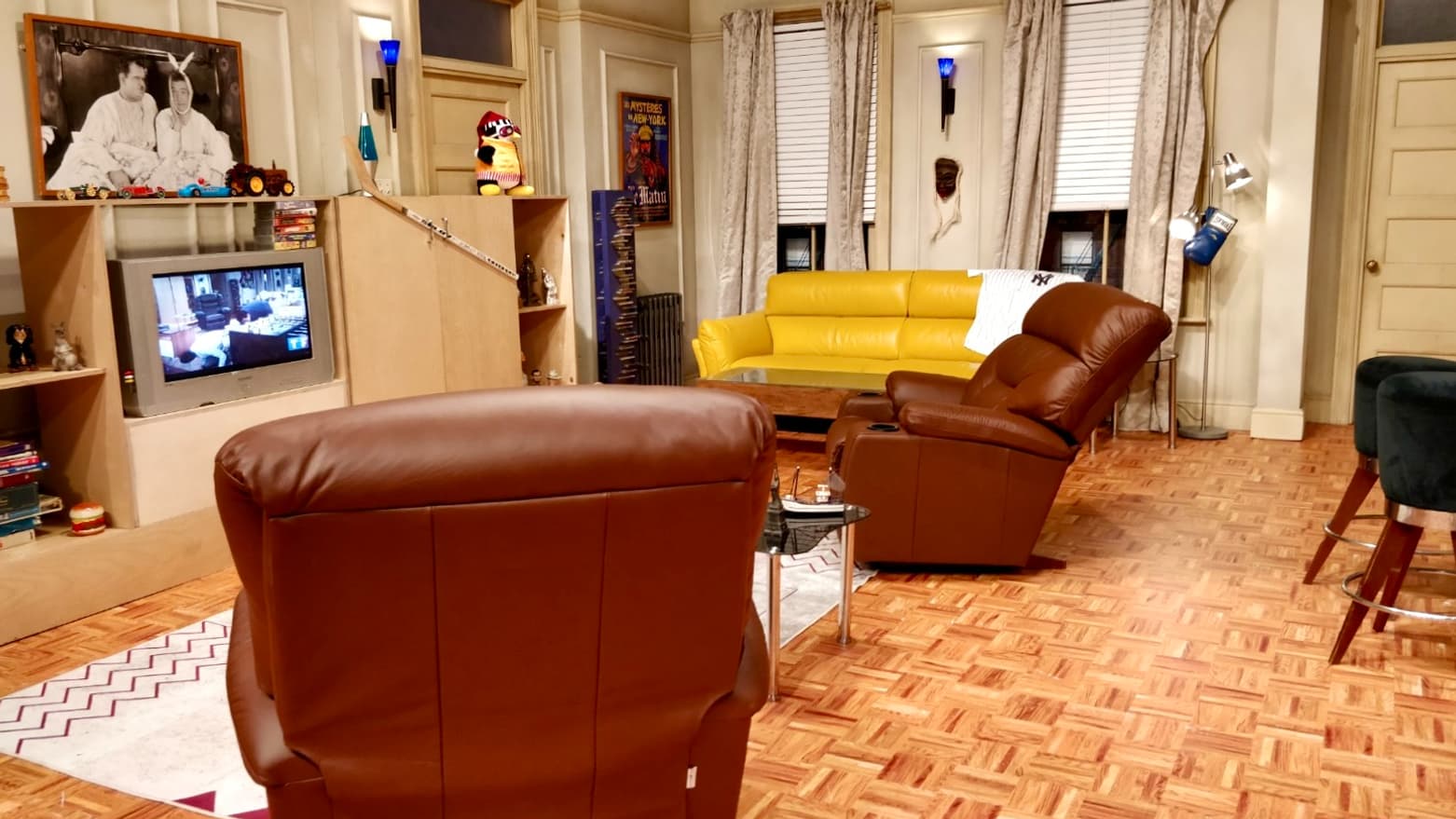 Parcourez l'appartement et installez-vous confortablement dans les fameux fauteuils inclinables de Chandler et Joey.