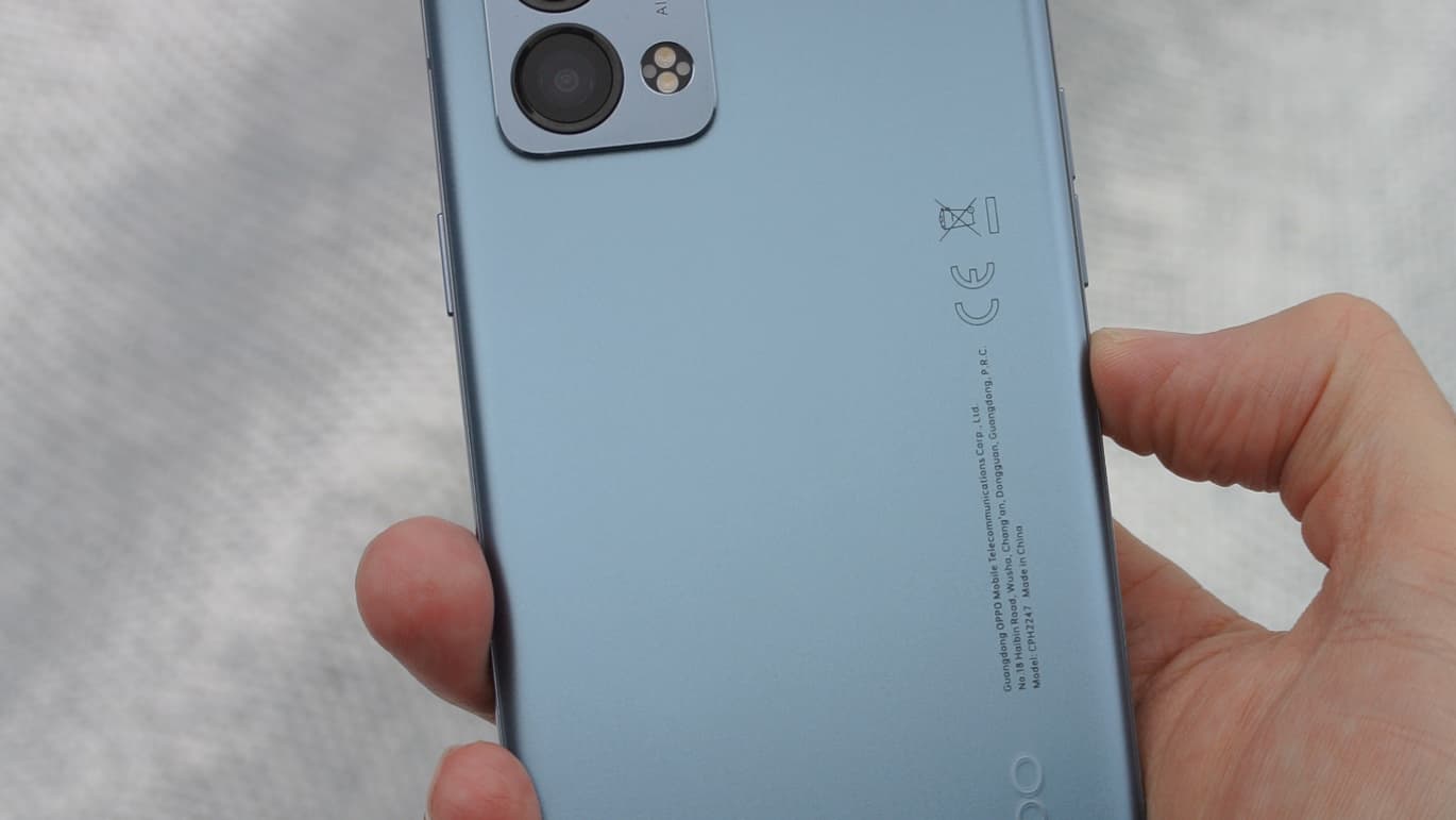 La couleur à l'arrière du OPPO Reno6 change selon la lumière La couleur à l'arrière du OPPO Reno6 change selon la lumière