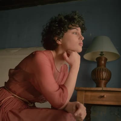 Découvrez Le jour se lève, la nouvelle chanson de Barbara Pravi