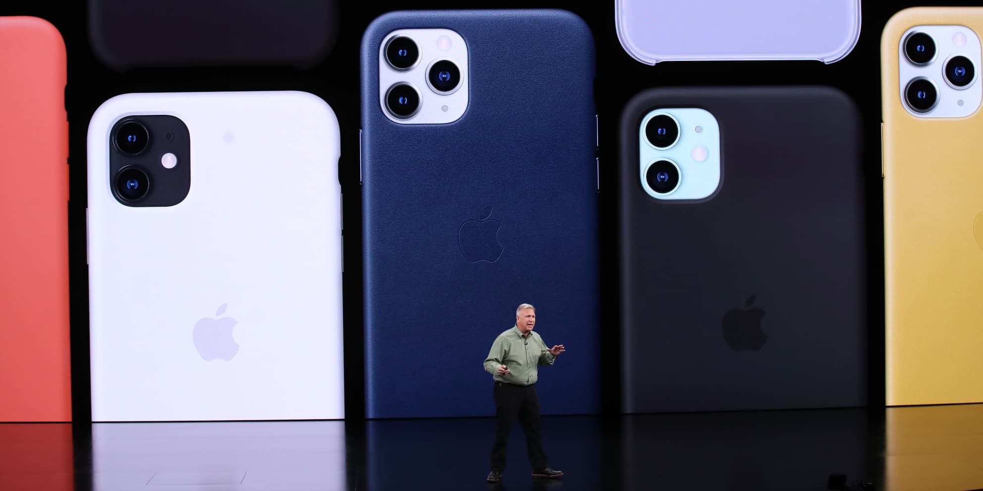 Phil Schiller, le vice-président marketing d'Apple, présente les iPhone 11 et 11 Pro lors de la Keynote traditionnelle, à Cupertino, le 10 septembre 2019.