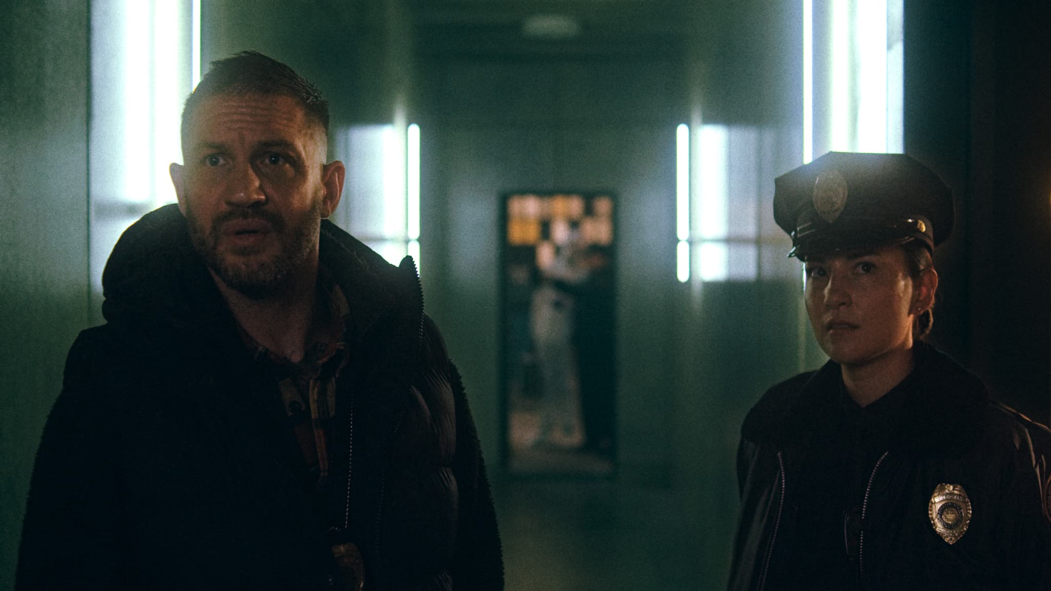 Tom Hardy et Jessie Mei Li dans le film "Havoc", prochainement sur Netflix. 