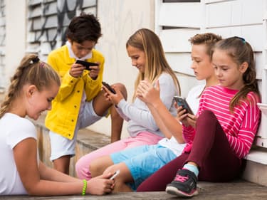 Réseaux sociaux : 50% des enfants de 11 ans sont déjà dessus