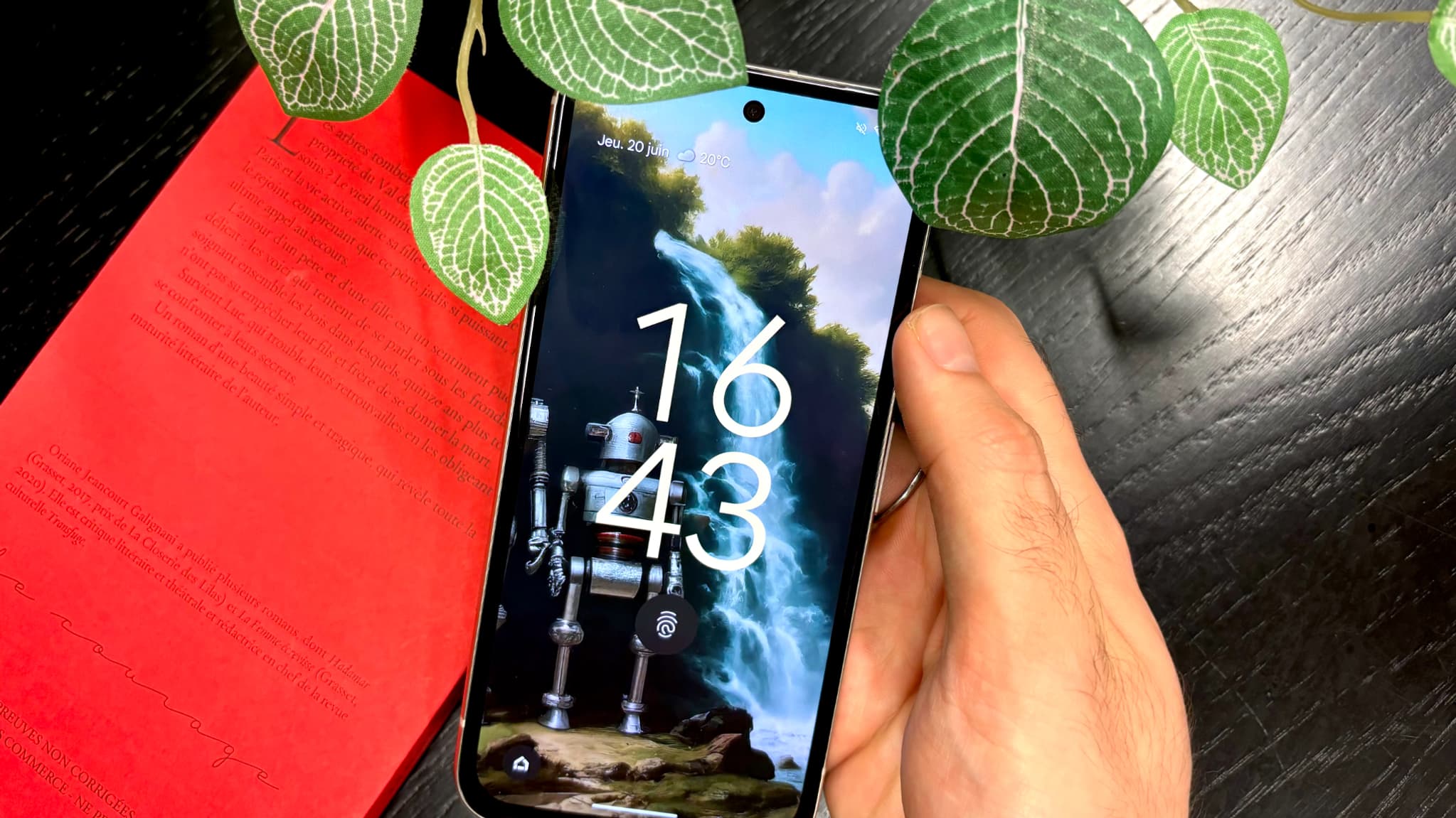 Quoique dotés de bords noirs significatifs, l'écran du Google Pixel 8a offre une expérience visuelle très agréable. Quoique dotés de bords noirs significatifs, l'écran du Google Pixel 8a offre une expérience visuelle très agréable.