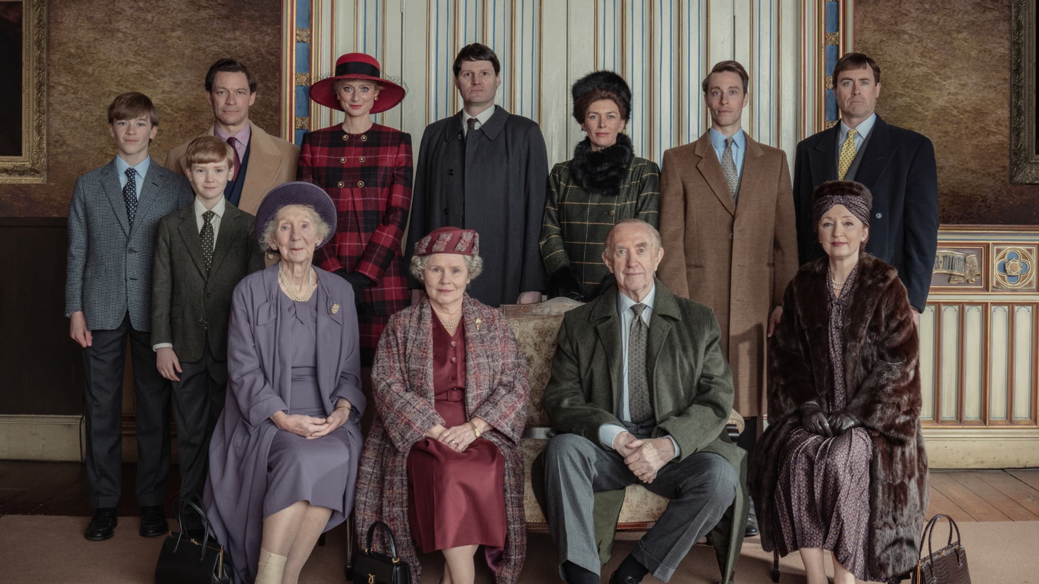 Nouveau portrait de famille dans The Crown. À l'avant, de gauche à droite : Marcia Warren (la reine mère), Imelda Staunton (Elizabeth II), Jonathan Pryce (prince Philip) et Lesley Manville (princesse Margaret). Et à l'arrière, de gauche à droite : Senan West (prince William), Will Powell (prince Harry), Dominic West (prince Charles), Elizabeth Debicki (princesse Diana), Theo Fraser Steele (Timothy Laurence), Claudia Harrison (princesse Anne), Sam Woolf (prince Edward) et James Murray (prince Andrew).
