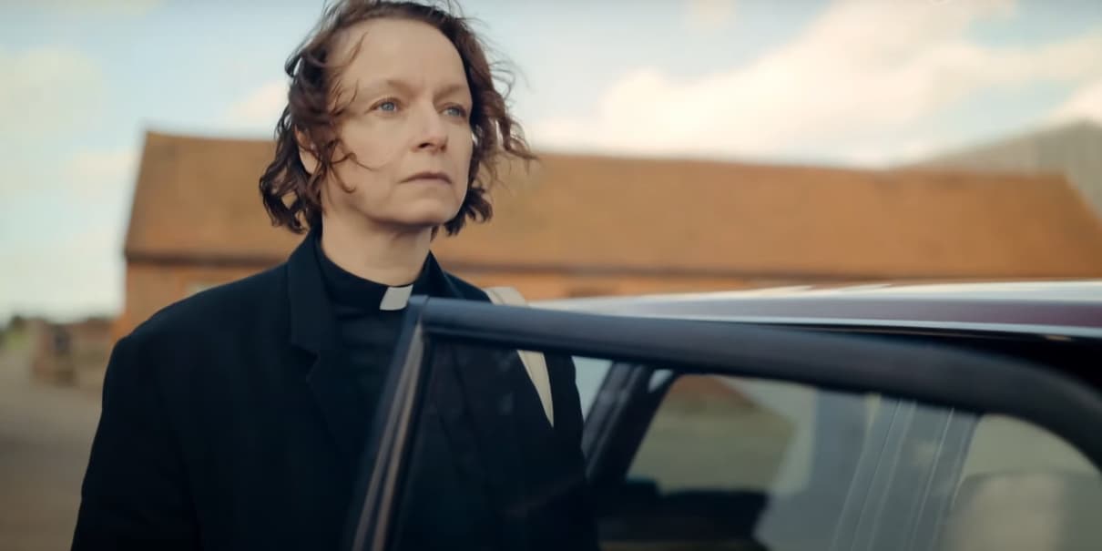 Samantha Morton incarnant la révérende Jack Brooks dans la nouvelle série ''Les Incandescentes'', disponible le 19 octobre 2023 sur Paramount+.