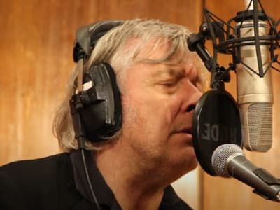 Le chanteur Arno en cinq titres