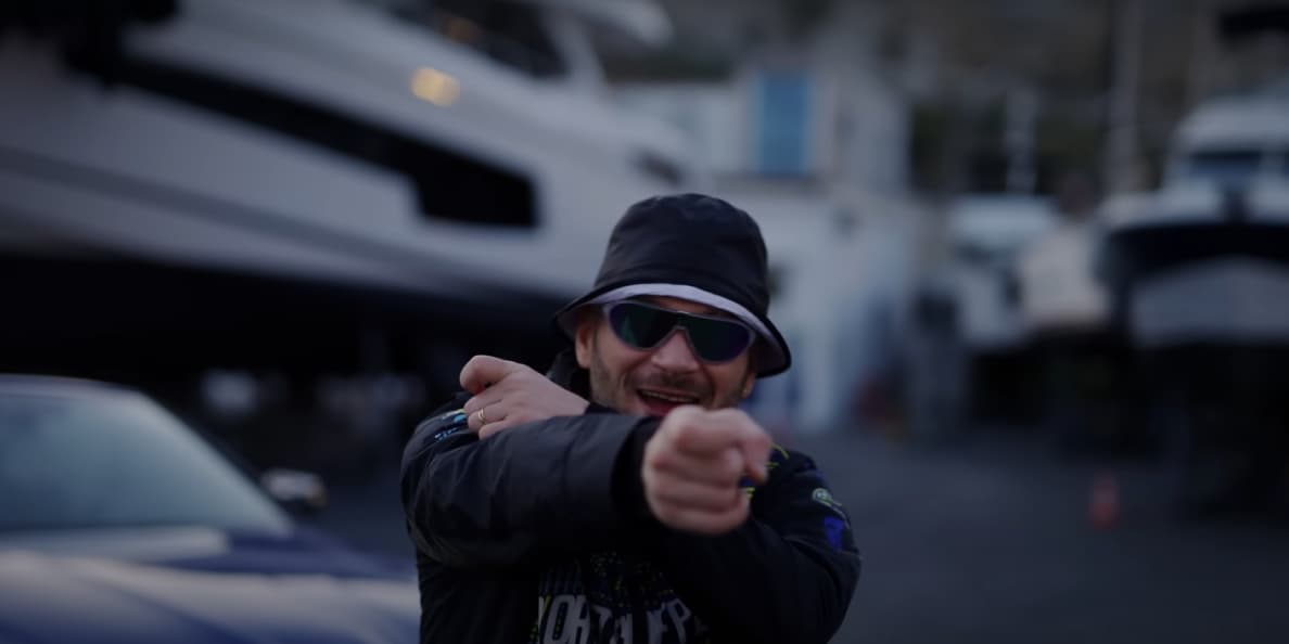 JuL sur le tournage du clip ''La Faille'' (2023), disponible sur Deezer.
