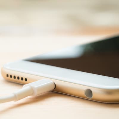 Faut-il charger son téléphone à 100 % ?