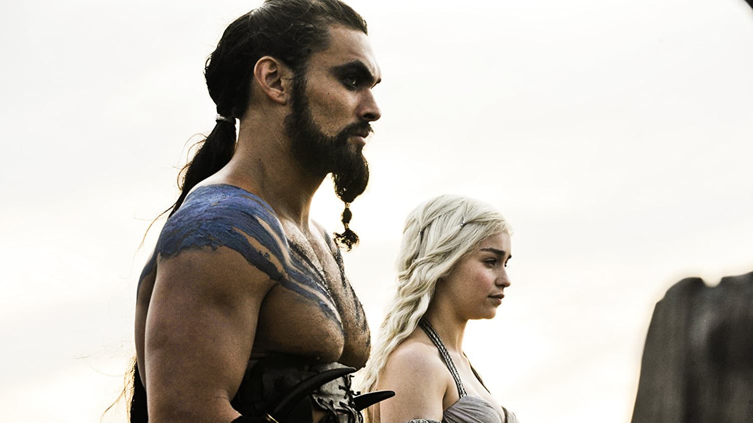 Au fur et à mesure que la série Game of Thrones avance, les proches de Daenerys tombent comme des mouches. Après son frère, son mari : Khal Drogo. Au fur et à mesure que la série Game of Thrones avance, les proches de Daenerys tombent comme des mouches. Après son frère, son mari : Khal Drogo.