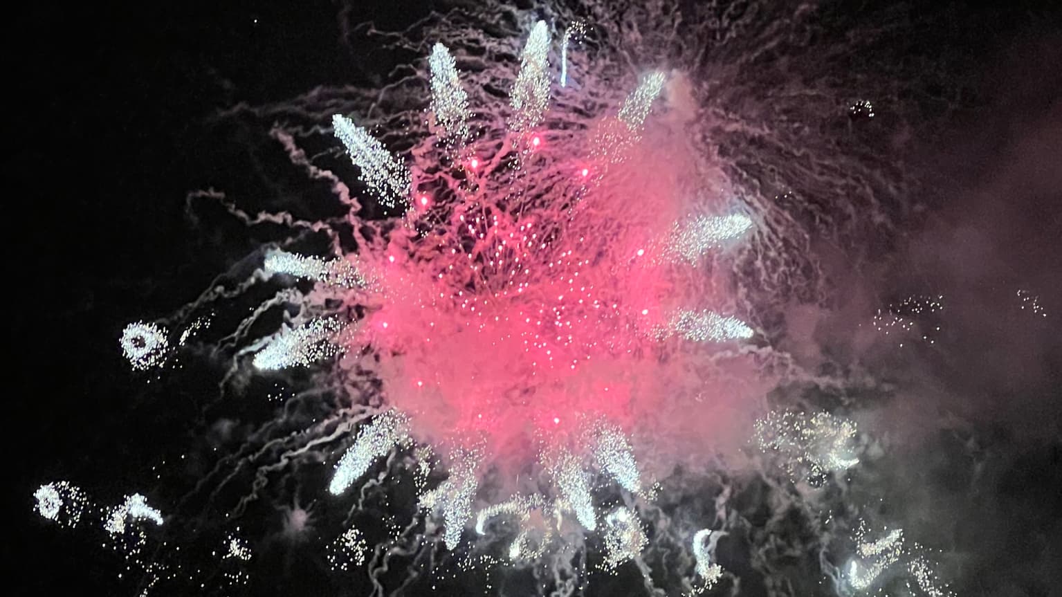 Les photos de nuit restent nettes et pleines de détails, permettant d'immortaliser par exemple les plus beaux feux d'artifice...