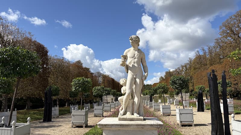 Photographie d'une statue au Domaine Saint-Cloud. Nous allons ensuite utiliser le zoom. Photographie d'une statue au Domaine Saint-Cloud. Nous allons ensuite utiliser le zoom.