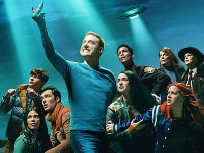 Resident Alien : la série déjantée revient pour une troisième saison sur SYFY