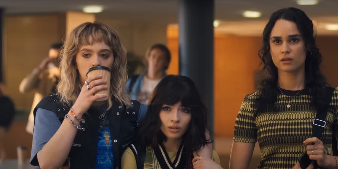 Janae Matthews (Jessica McLeod), Maeve Rojas (Melissa Collazo) et Bronwyn Rojas (Marianly Tejada) dans la série Qui ment sur Netflix