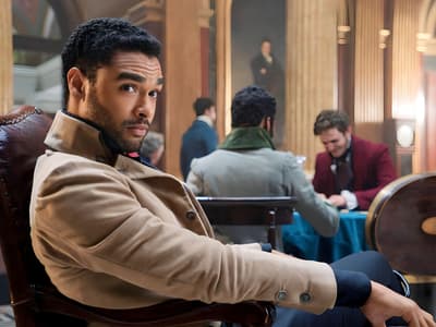 Le Saint : Regé-Jean Page, héros des Bridgerton, succèdera à Roger Moore dans un reboot