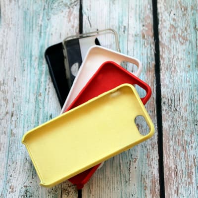 Comment et pourquoi nettoyer sa coque de smartphone ?